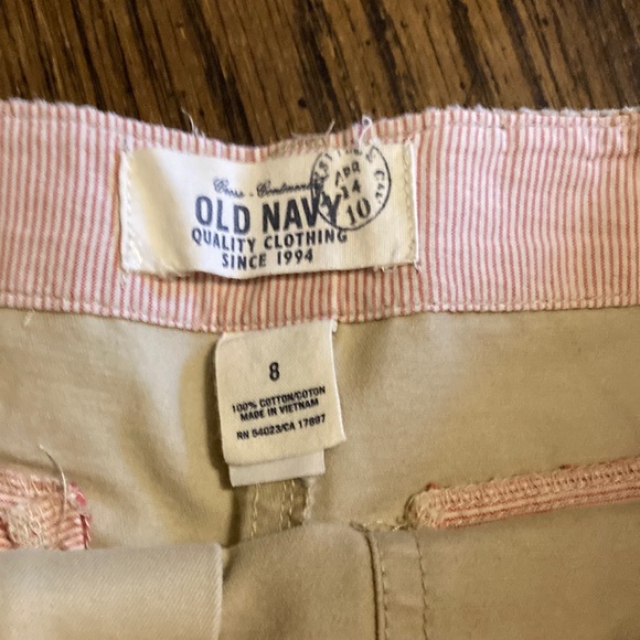 Old navy khaki shorts - Picture 2 of 3